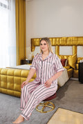 Arias Closet Büyük Beden Şık Tasarım Pembe Siyah Çizgili Düğmeli Kısa Kol Lüx Saten Pijama Takımı - Görsel 1