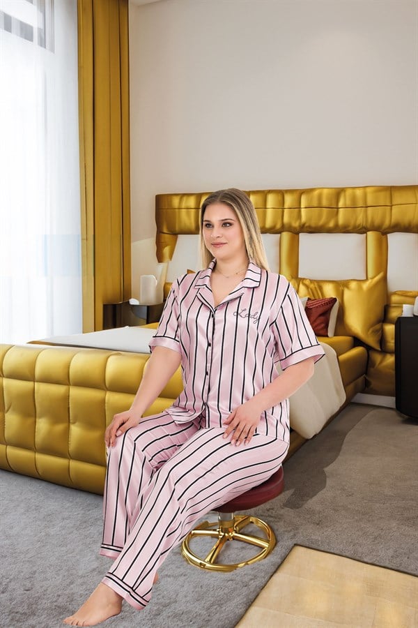 Arias Closet Büyük Beden Şık Tasarım Pembe Siyah Çizgili Düğmeli Kısa Kol Lüx Saten Pijama Takımı - Görsel 1